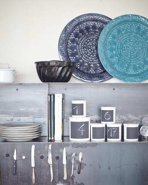 Roestvrijstalen planken met blauw servies