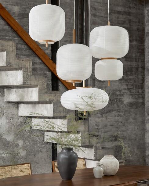 Witte lamp boven eettafel