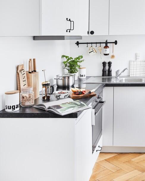 Witte kleine keuken met houten snijplanken op het aanrecht