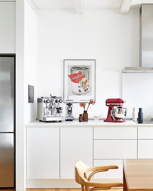 Witte keuken met een poster aan de muur