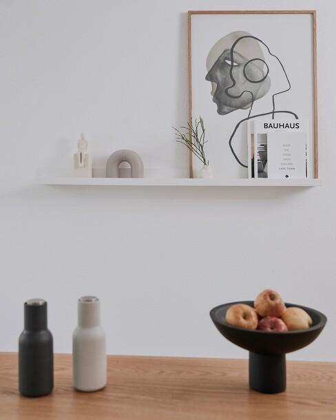 Witte wandplank met houten fotolijst