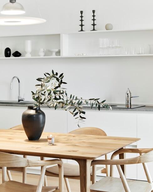 Witte keuken met houten eetkamerset