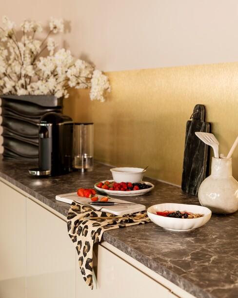 keuken inrichten met gouden achterwand