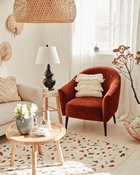 rotan hanglamp en rode stoel