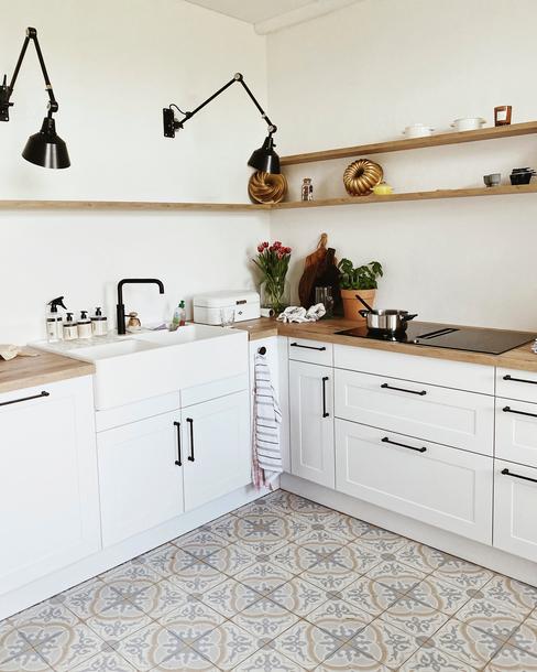Witte landelijke keuken met houten planken