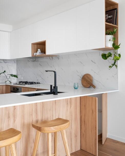 Houten moderne-keukens met marmere blad