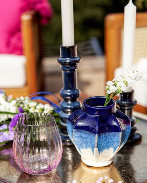 Blauwe en roze vazen
