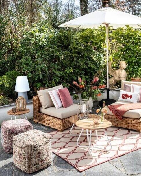tuintrends 2022 roze in de tuin met accessoires en roze kussens