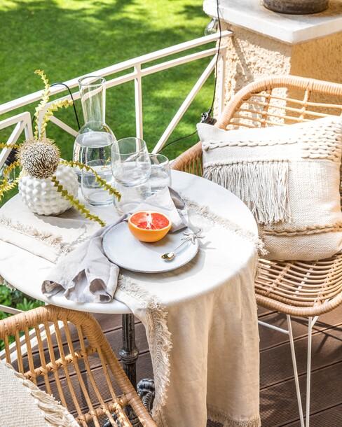 Houten stoelen bij wit balkon