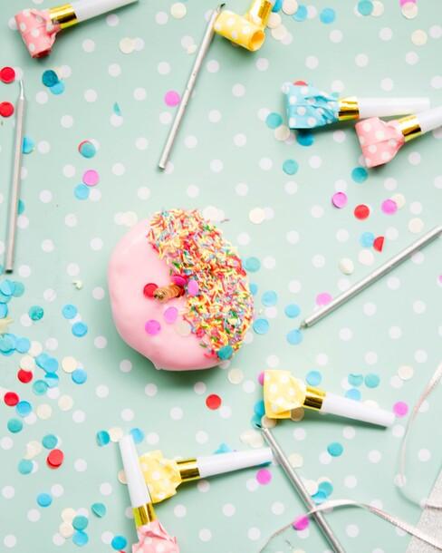 Roze donut met confetti