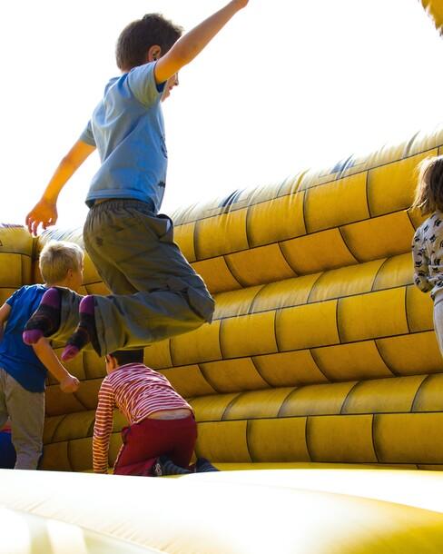 kinderfeestje thuis: springkussen