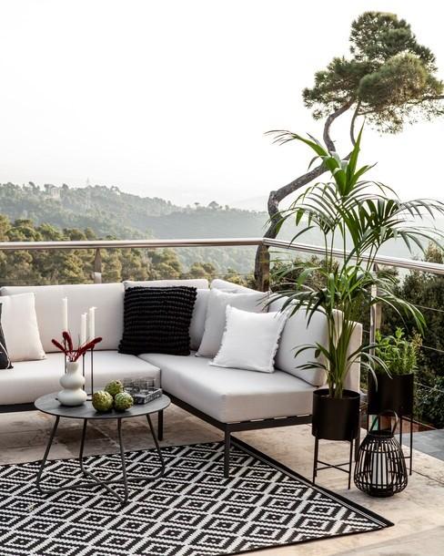 balkon met tegels en vloerkleed