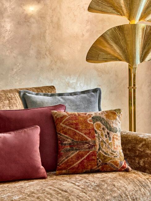 kussens en gouden decoratie