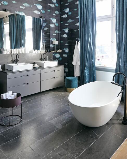 badkamertrends 2022: een wit vrijstaand bad in een blauwe badkamer