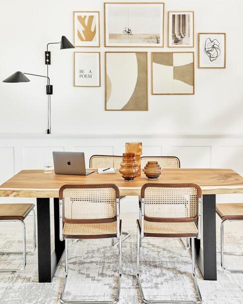 eetkamer met laptop op tafel en een vloerlamp