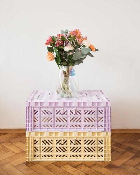 Gekleurde plastic kratten om te upcycling