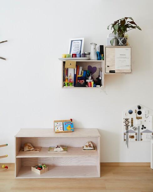 Houten dozen tegen de muur om te upcycling