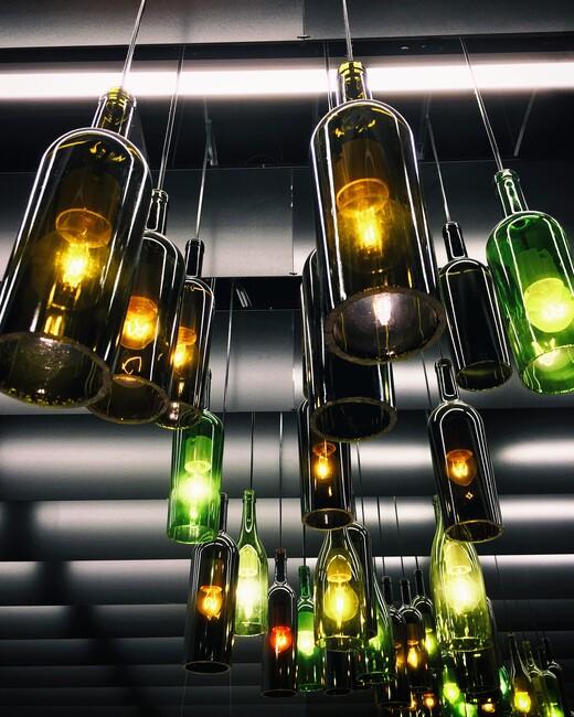 upcycling: flessen wijn als hanglampen