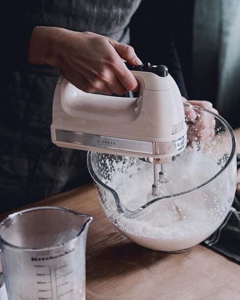 mengsel met een mixer mengen