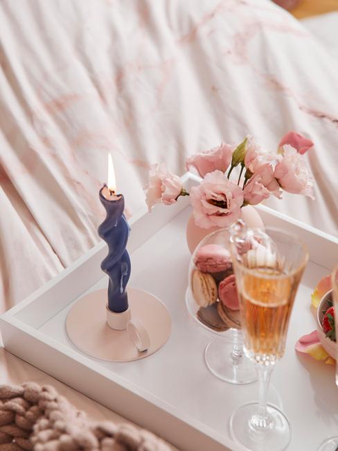 romantisch ontbijt op bed voor valentijnsdag