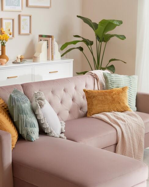 roze sofa met kamerplant