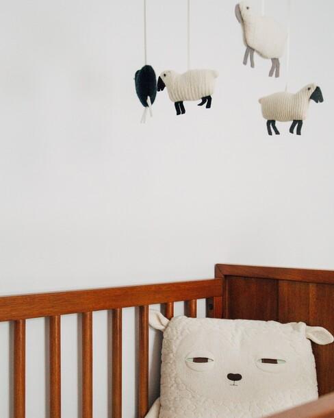 Bruin babybed met een wit kussen