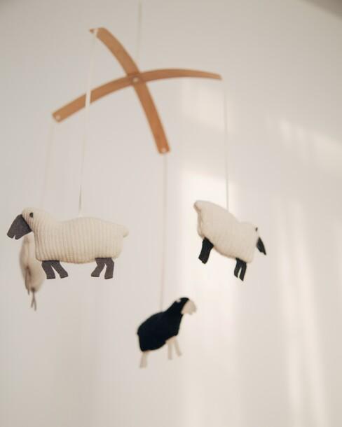 Houten babyspeeltje met schapen