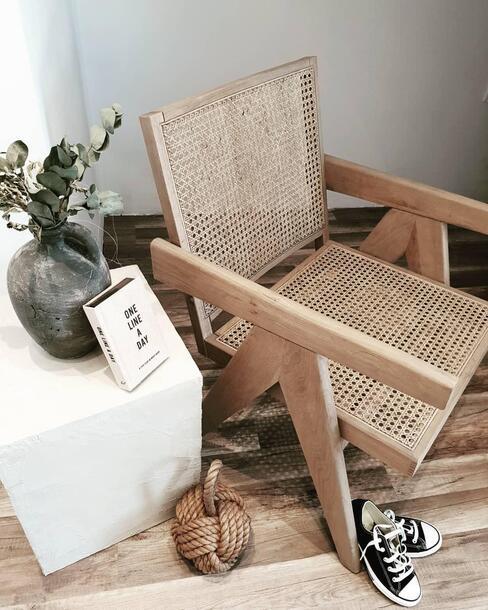 beton cire in woonkamer met rotan stoel