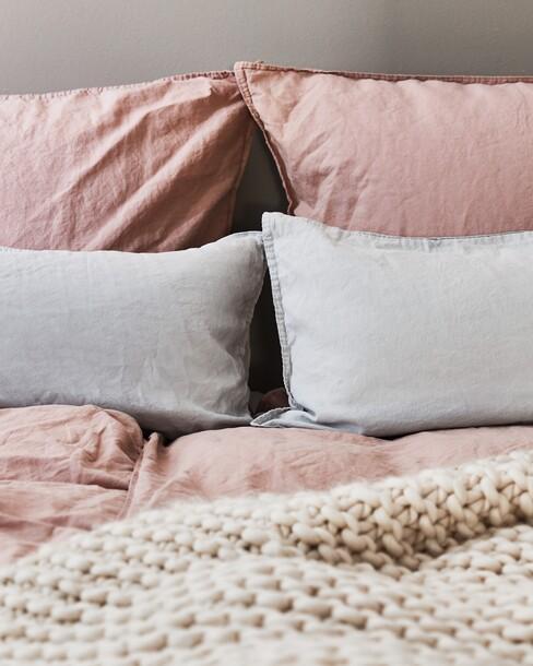 romantische slaapkamer met roze dekbedovertrek