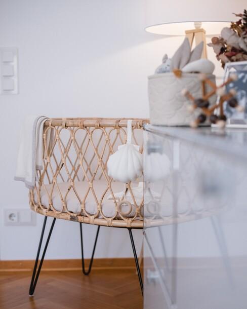 babykamer inrichten met een rotan babybed