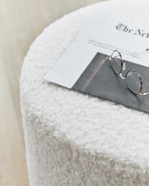 close-up foto van een boucle poef met bril