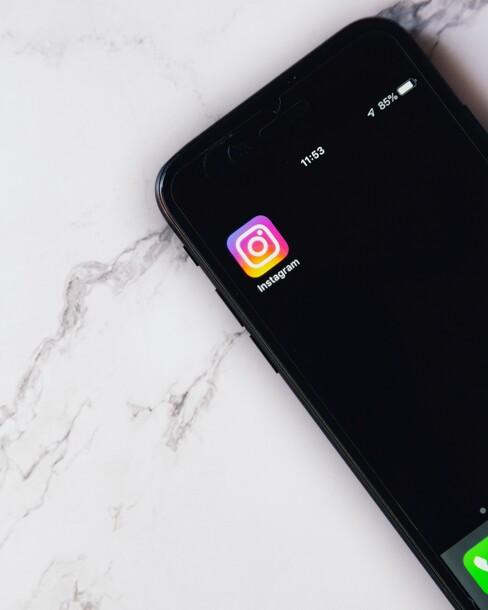 Instagram logo op telefoon