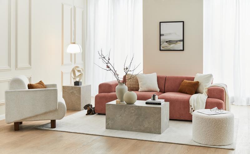 Roze bank met een beige interieur