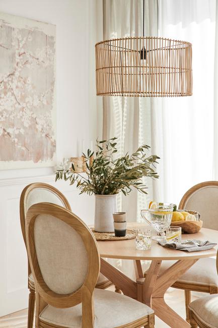 houten eetkamer stoelen met rieten lamp