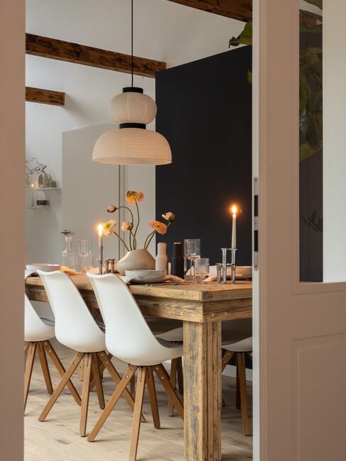 Eten aan een houten tafel met de familie