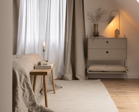 raam met vitrages in slaapkamer