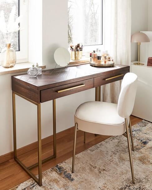 houten bureau met vloerkleed