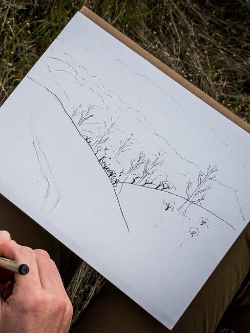 landschap tekenen op een schetsblok