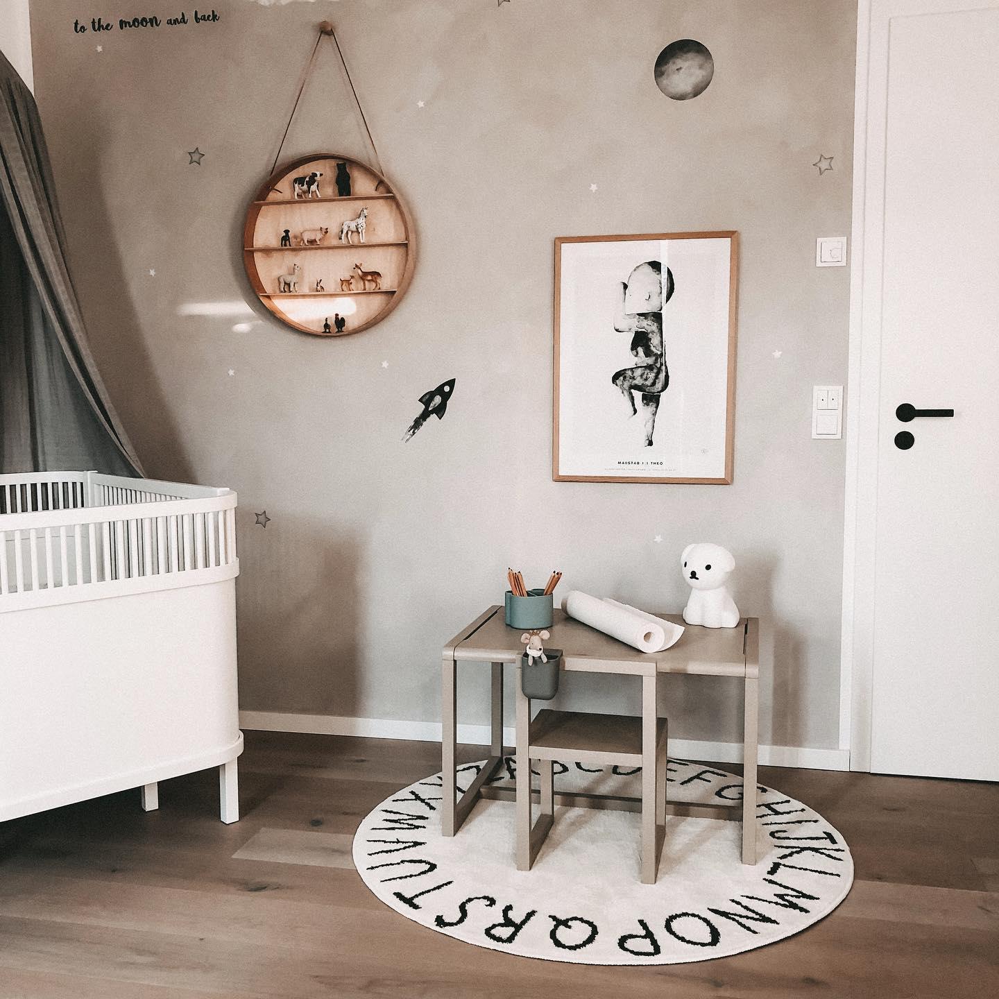 wanddecoratie kinderkamer met een grijze muur en schilderijen