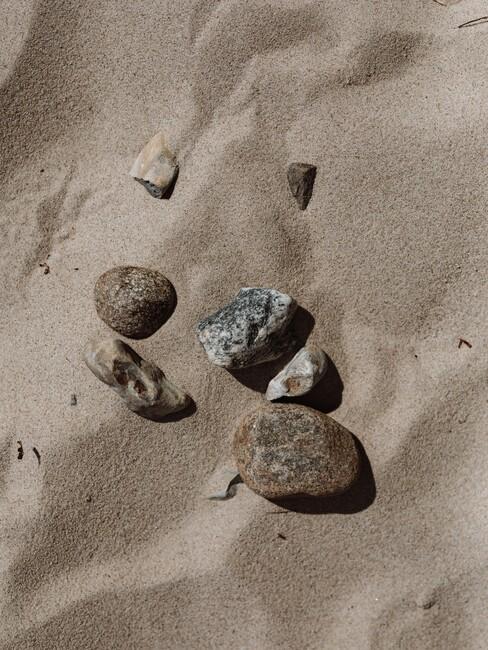 Stenen in het zand