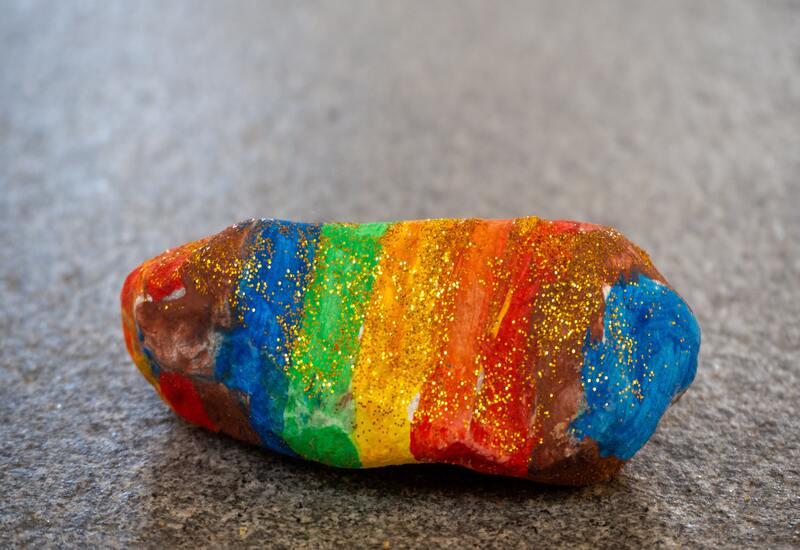 happy stones in regenboog kleuren en gouden glitters