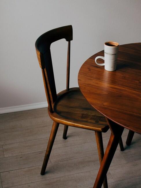 houten stoel met houten tafel