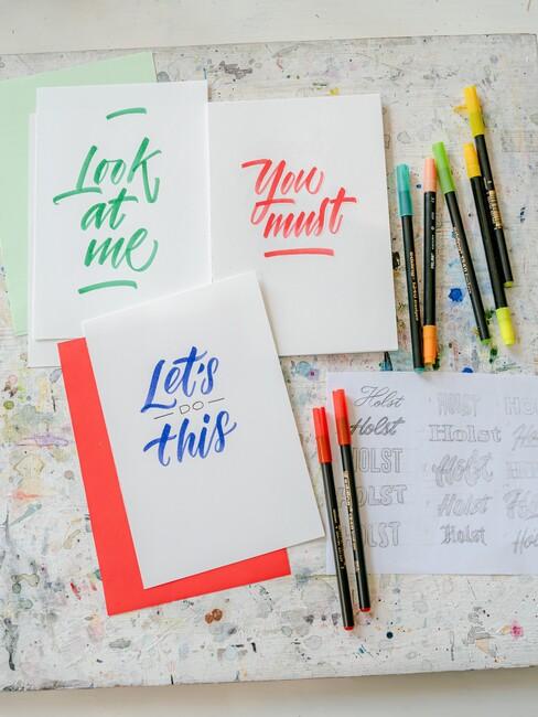 kalligrafie op wit papier met verschillende kleuren