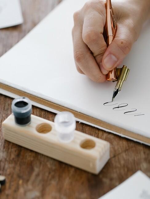 kalligraferen met een kroontjespen