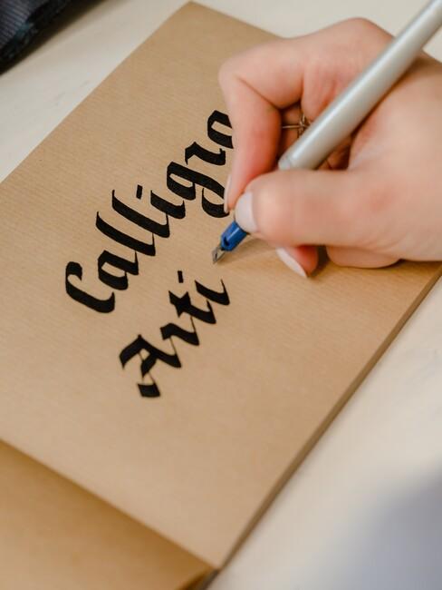 kalligrafie met zwarte inkt op een envelop