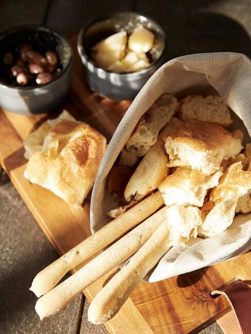 Houten borrelplank met stokbrood en hapjes