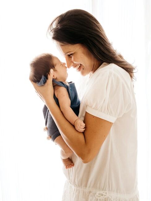 eerste moederdag cadeau foto met moeder en kind