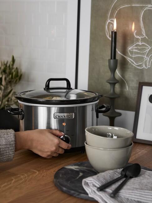 stenen muren in het wit in de keuken