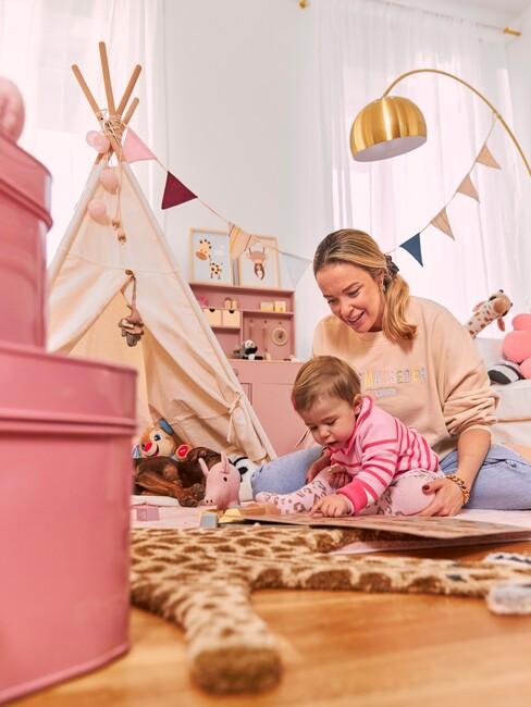 moeder en dochter die samen spelen in een kinderkamer
