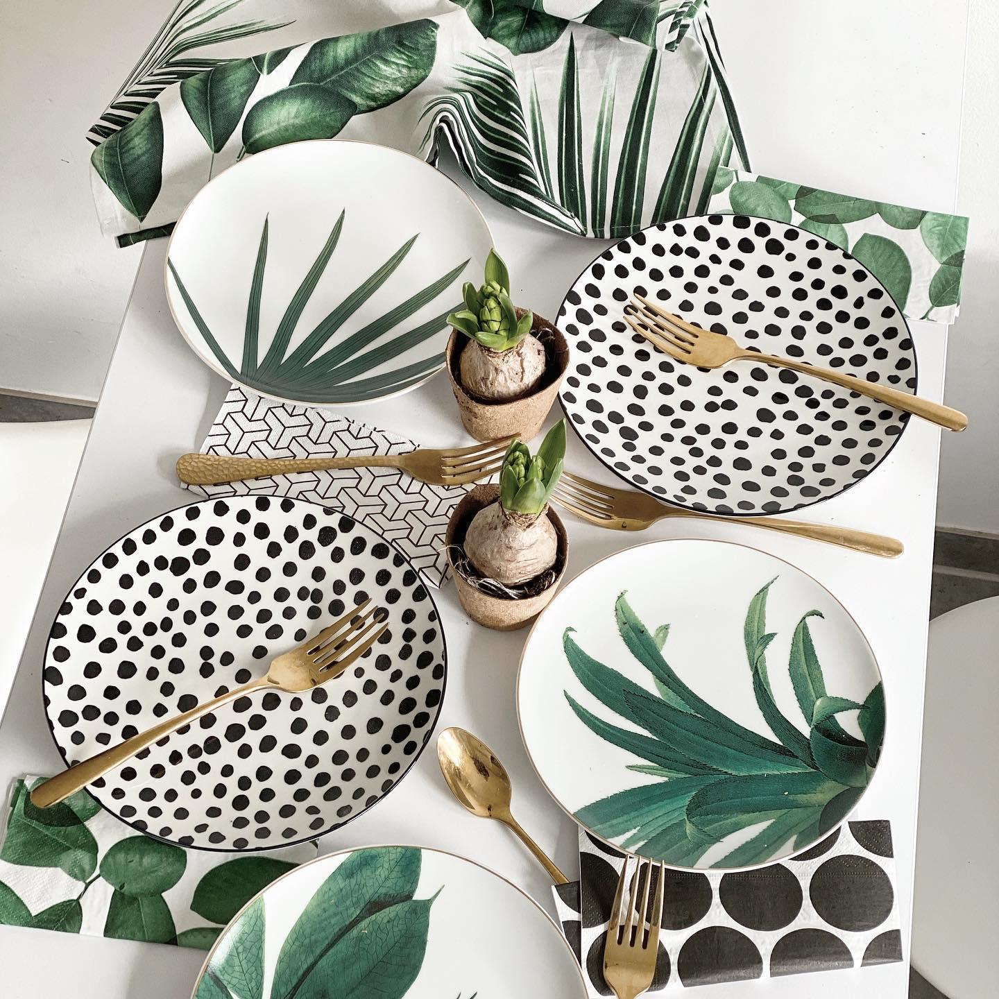 thema feest met jungle borden en gouden bestek